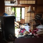 物が散乱している和室