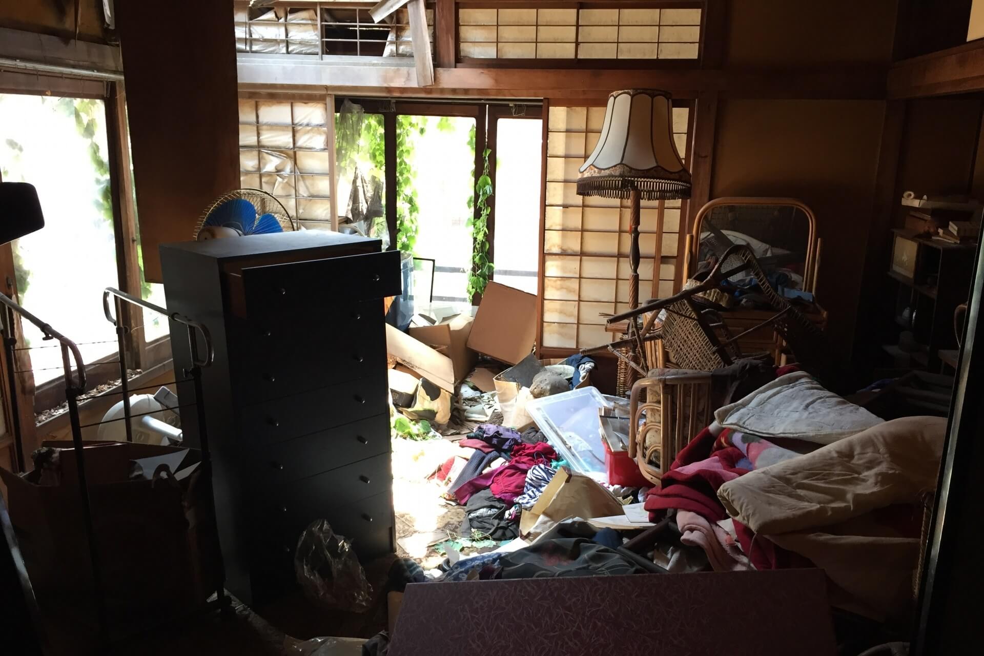 物が散乱している和室
