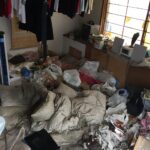 衣類や日用品が散乱した部屋