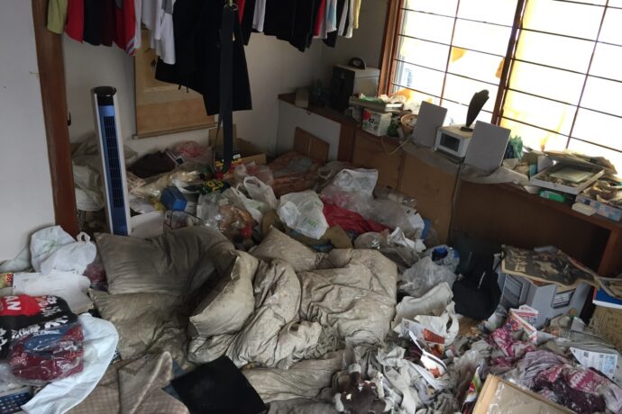 衣類や日用品が散乱した部屋