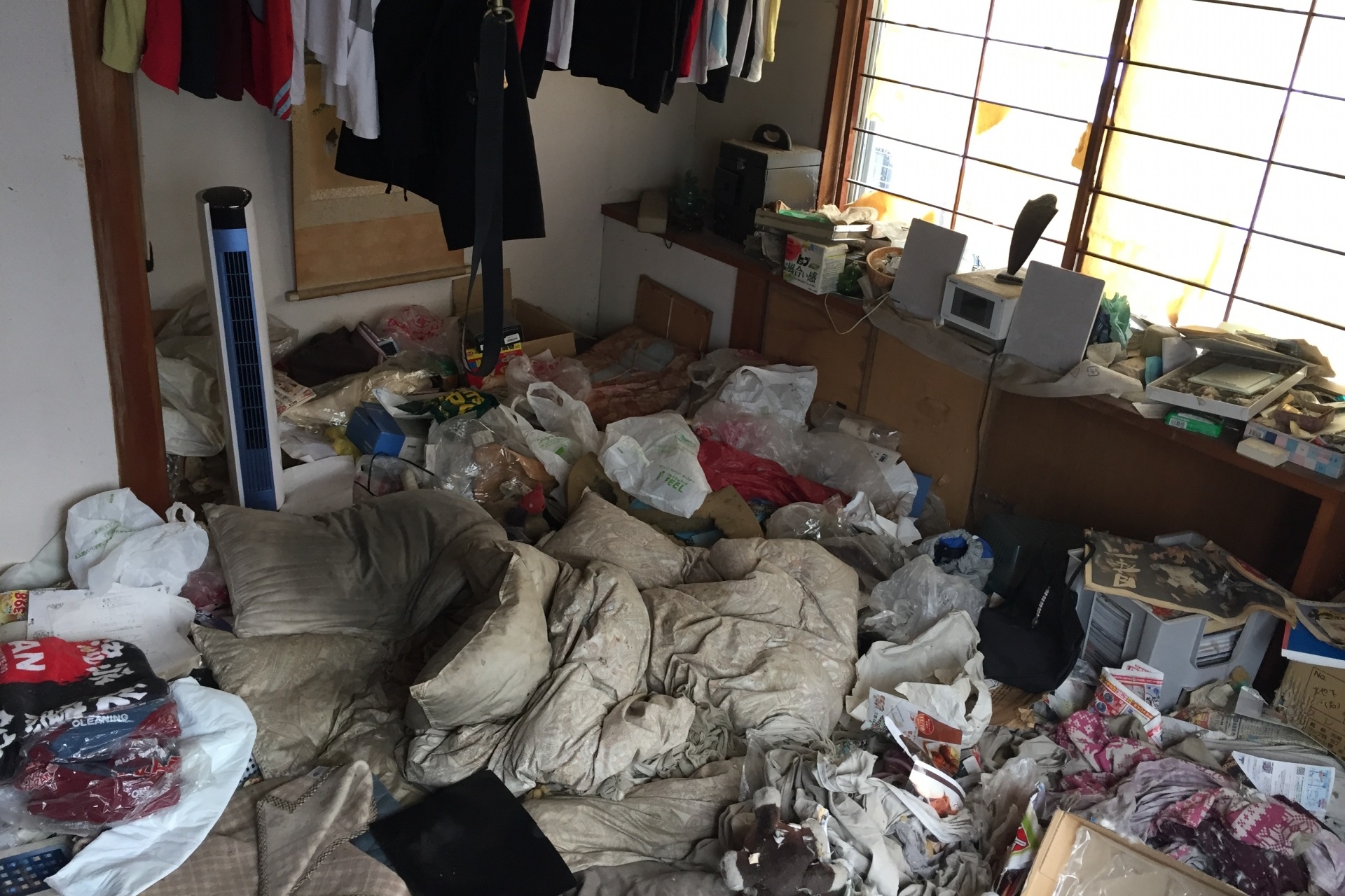 衣類や日用品が散乱した部屋