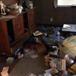 ゴミや不用品が散らかっている部屋