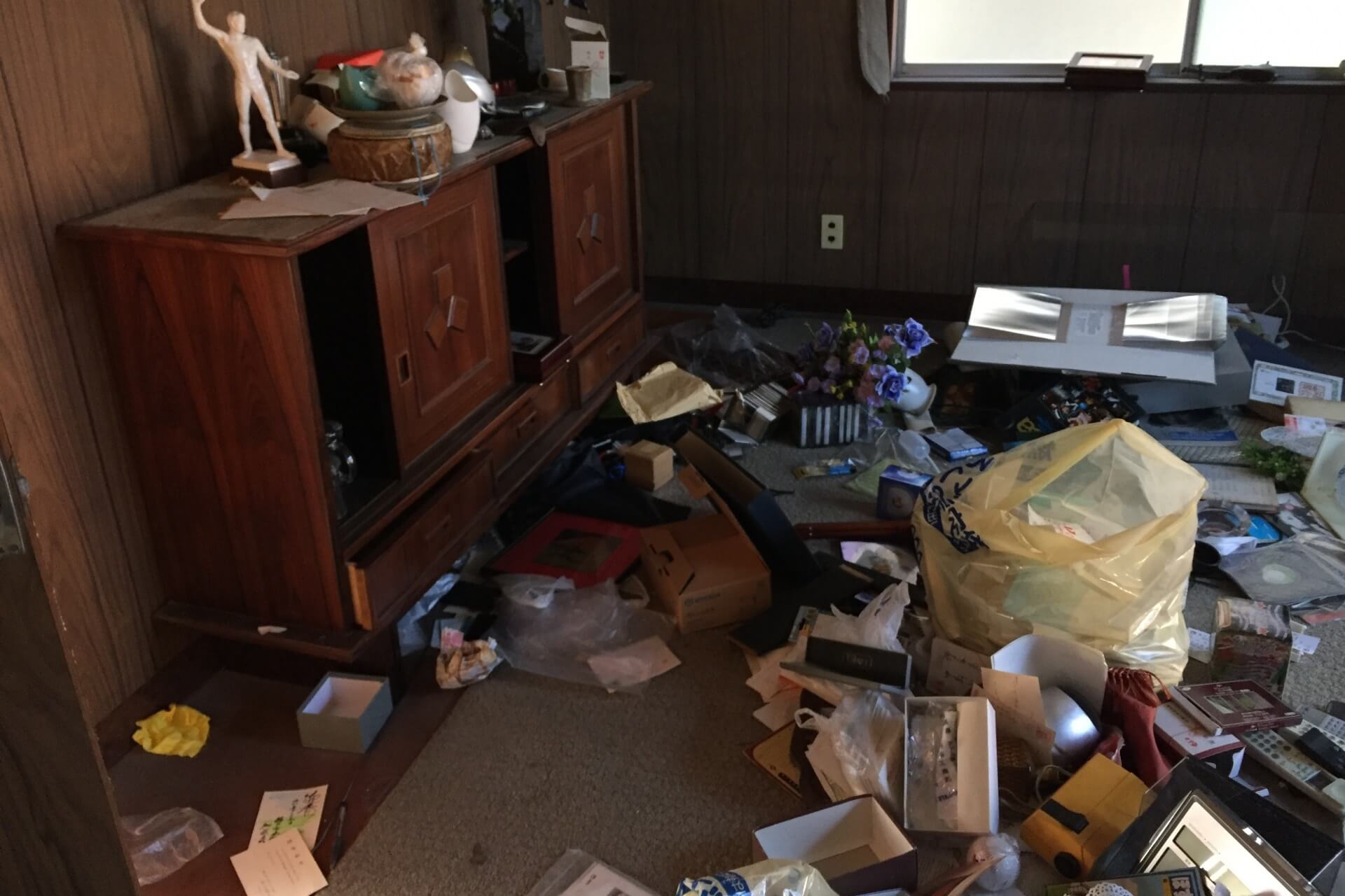 ゴミや不用品が散らかっている部屋