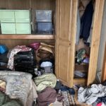 衣類や日用品が散らかった部屋