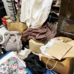 床に物が散らかった部屋
