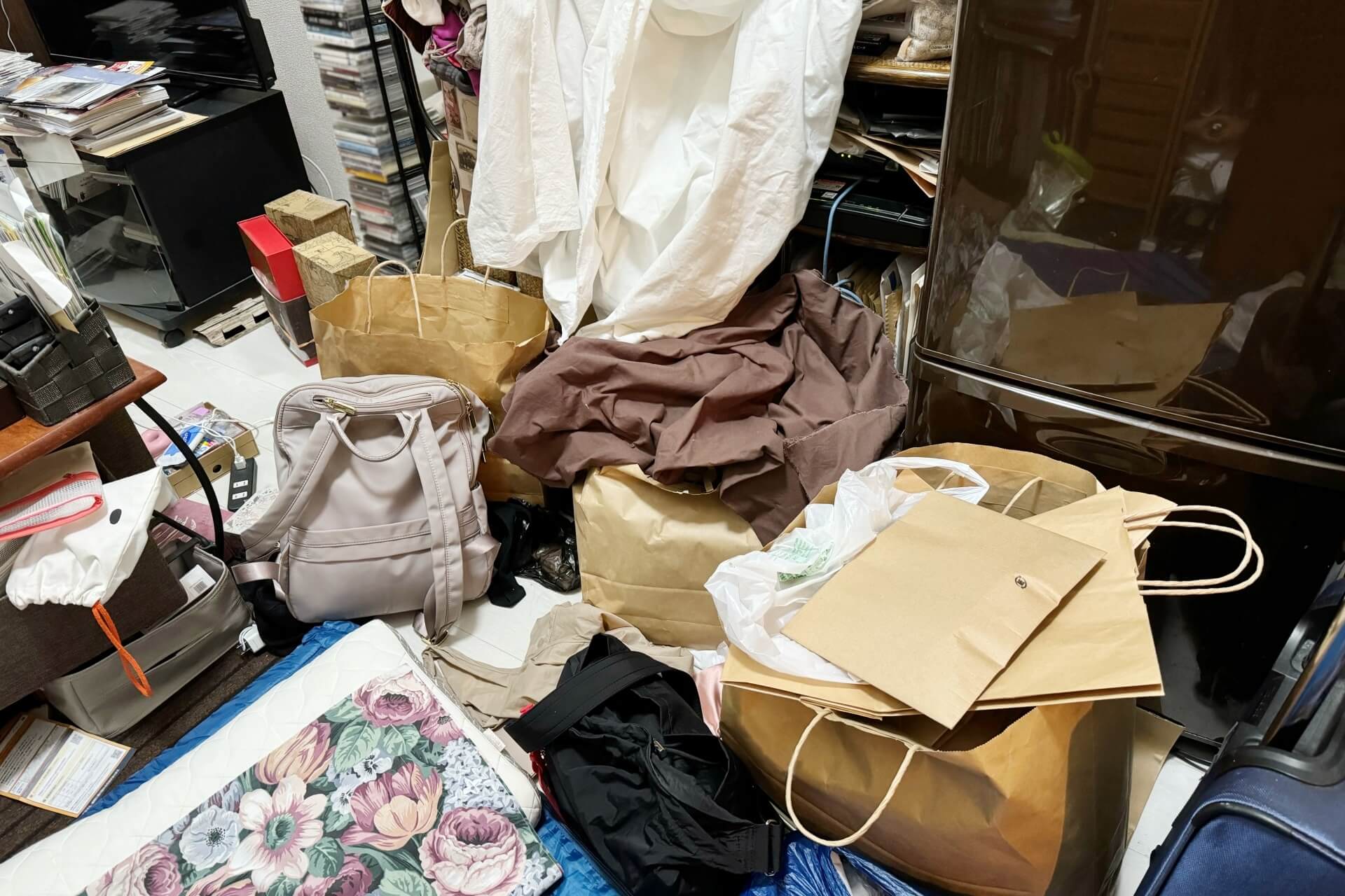 床に物が散らかった部屋