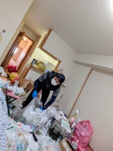 ゴミ屋敷片付け作業するスタッフ
