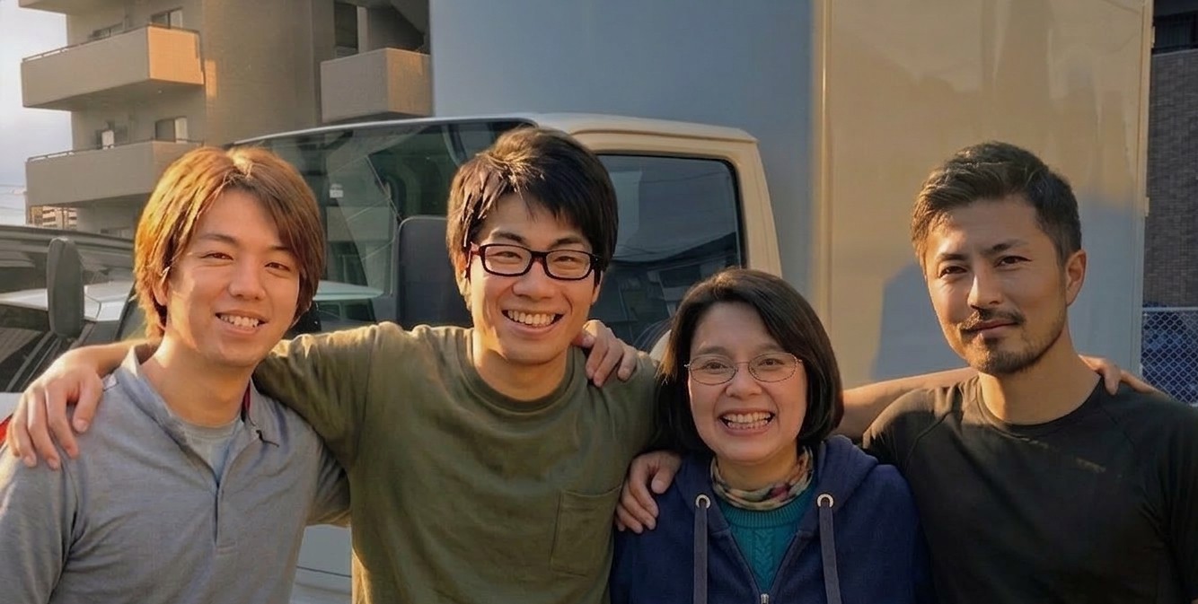 ゴミ屋敷の清掃をする業者のスタッフ